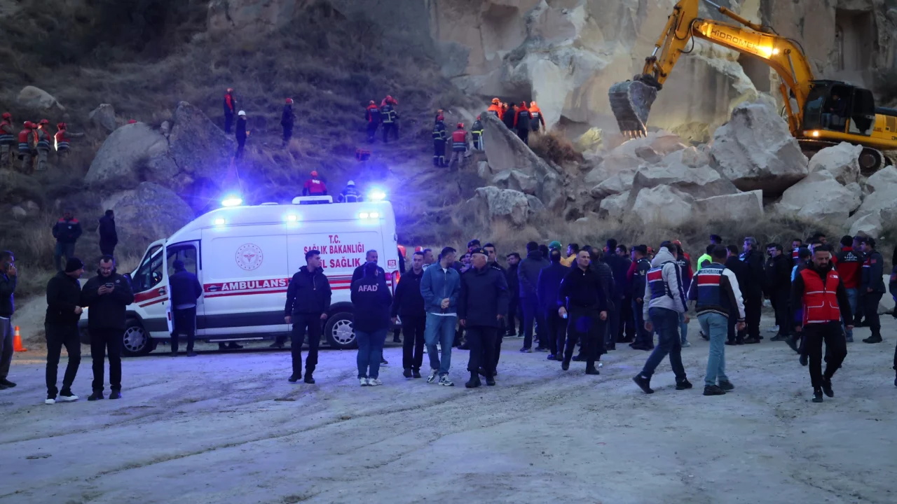 Göreme'de peribacası çöktü! Kayalıklar altında kalan bir kişinin cansız bedenine ulaşıldı