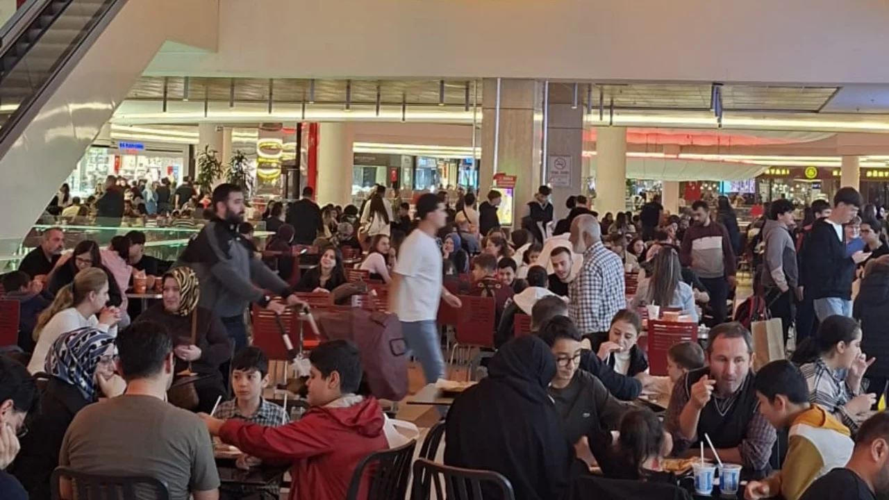 29 Ekim'de Bursa'da dikkat çeken manzara! AVM'ler doldu