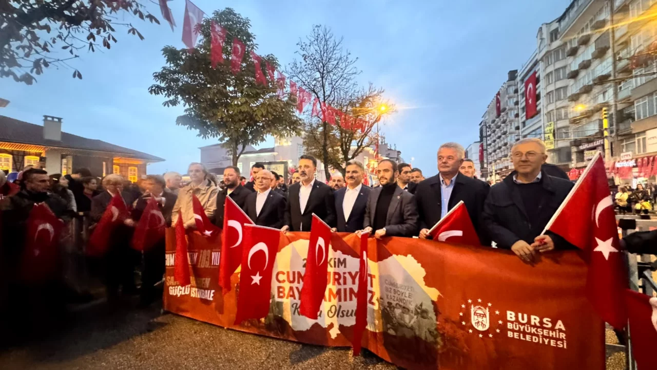Bursa'da coşkulu yürüyüş! Cumhuriyet Bayramı kutlandı... 