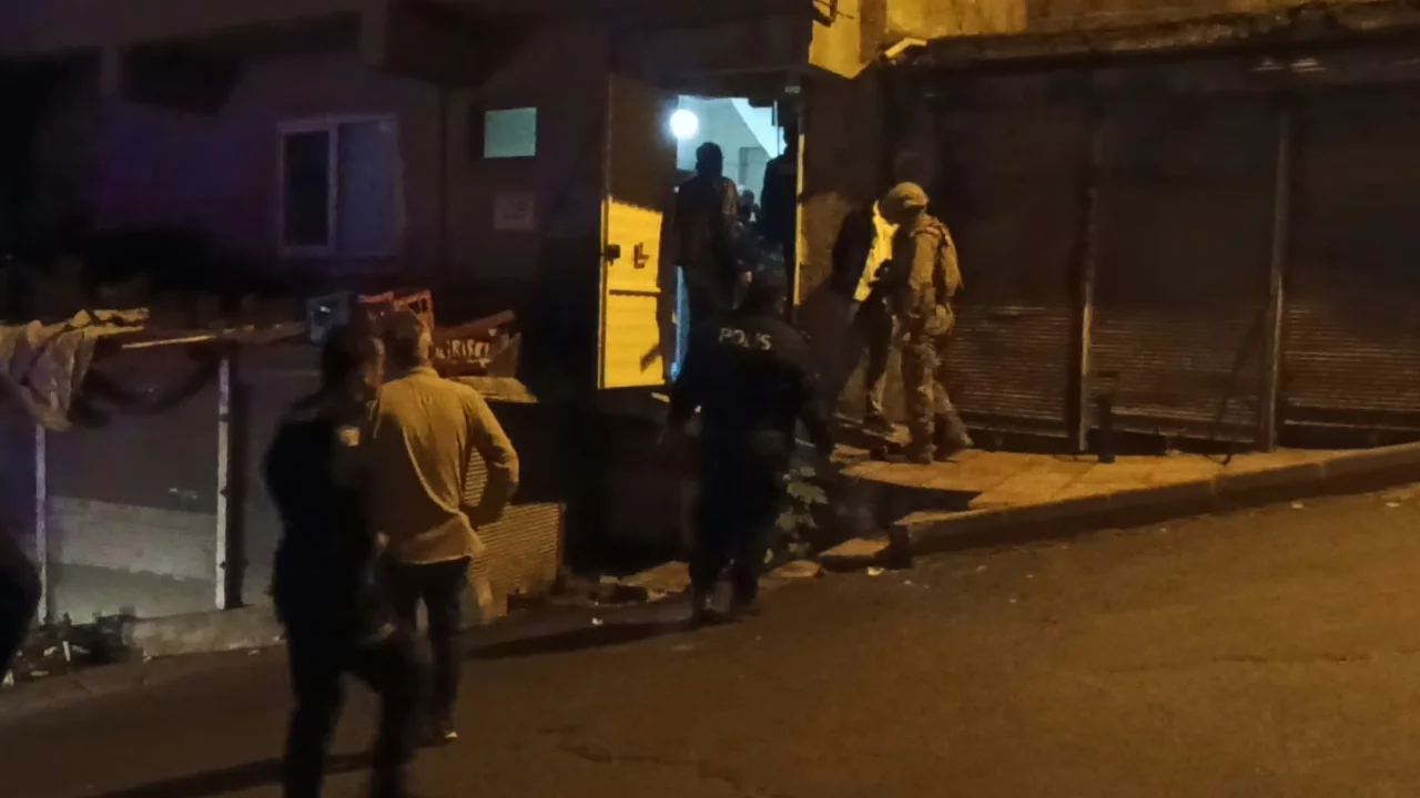 Annesinden para istedi, ret cevabı alınca bıçakla rehin aldı!