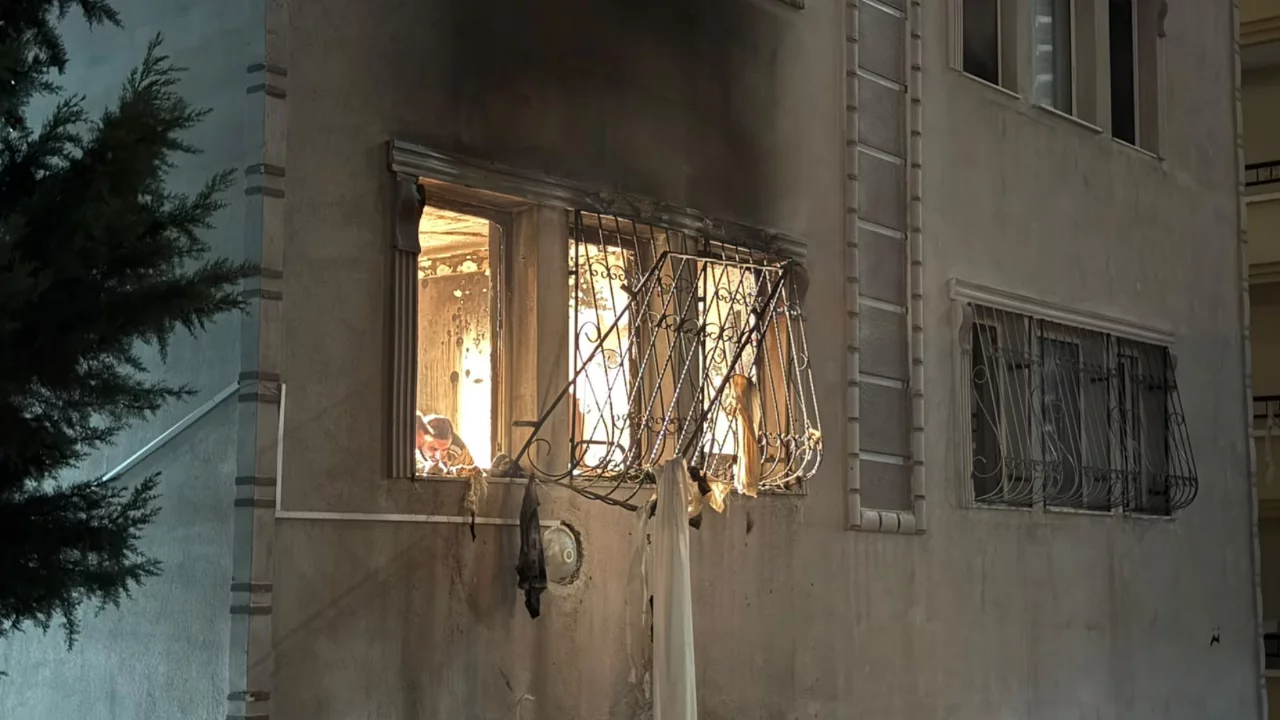 Ankara'da doğalgaz patlaması paniği! Dairede yangın &ccedil;ıktı