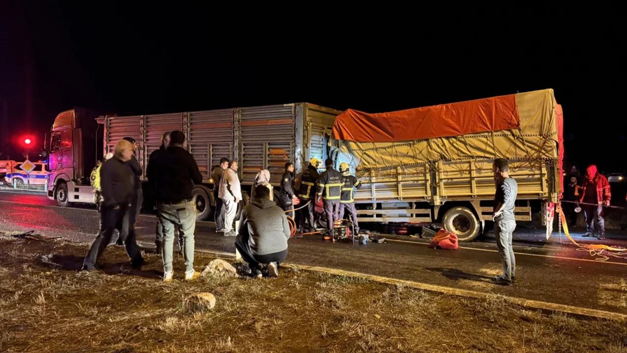 Niğde'de feci kaza! Kamyonette sıkışan s&uuml;r&uuml;c&uuml; 1,5 saatlik &ccedil;alışmayla kurtarıldı