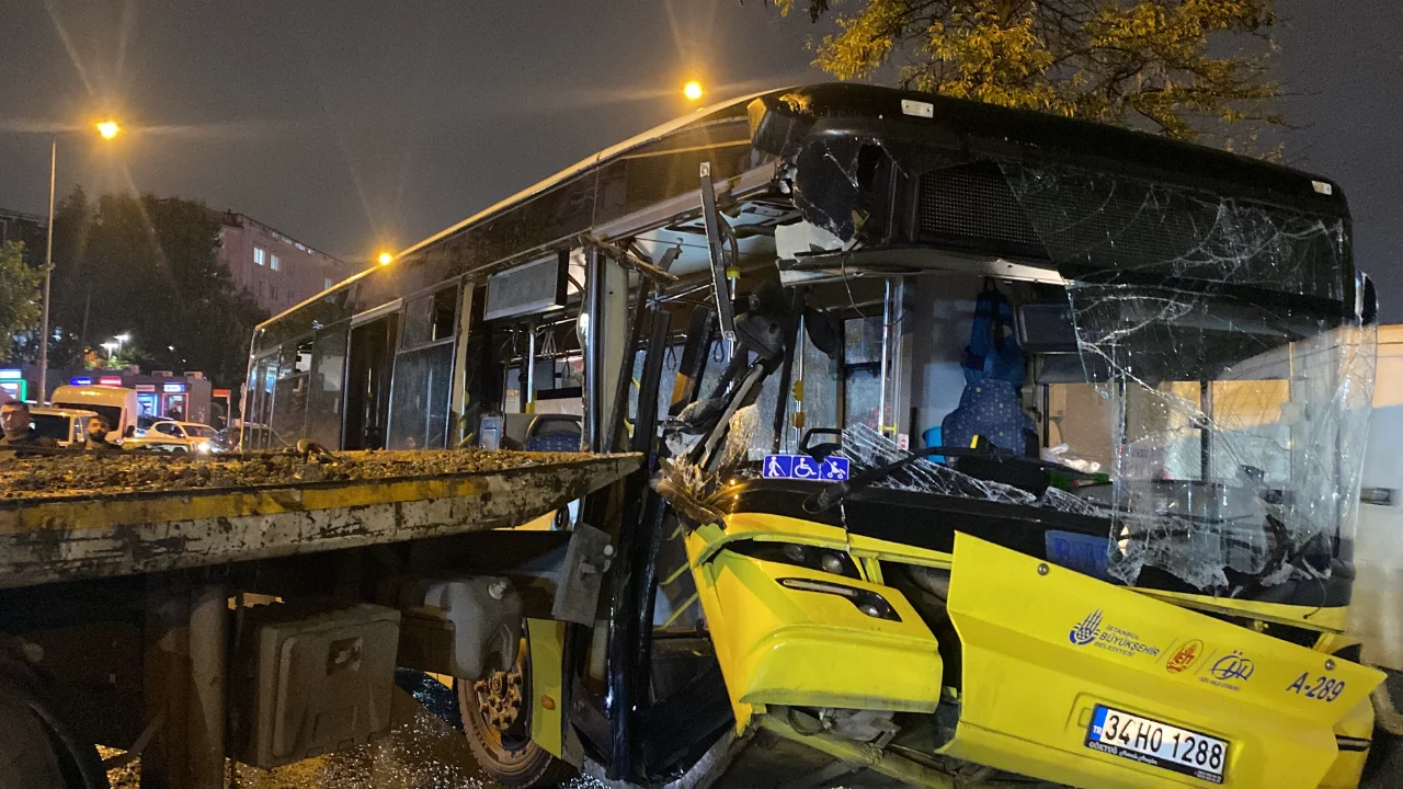 Bağcılar'da yağmur kazaya neden oldu! İETT otob&uuml;s&uuml; park halindeki &ccedil;ekiciye &ccedil;arptı