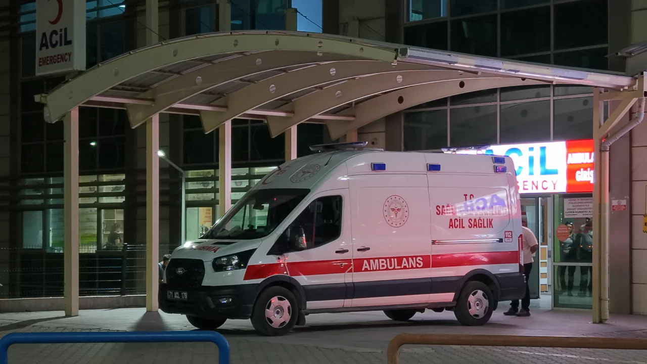Yemek sofrasında kanlı olay! 60 yaşındaki babasını bı&ccedil;aklayarak &ouml;ld&uuml;rd&uuml;