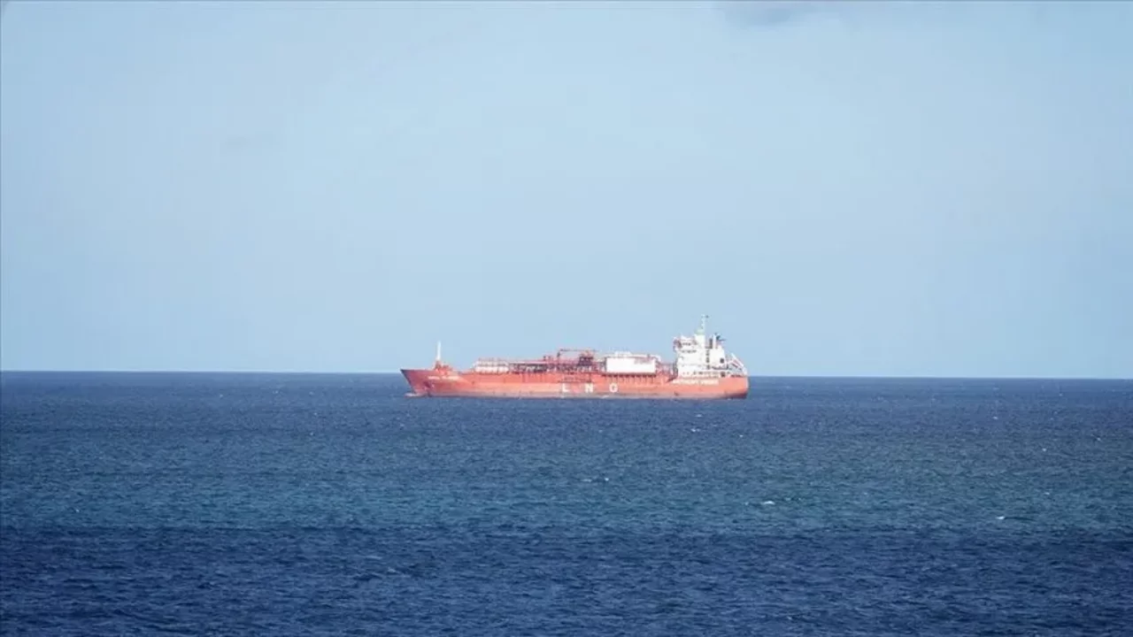 H&uuml;rm&uuml;z Boğazı'nda tanker alarmı! Geminin neyle vurulduğu araştırılıyor