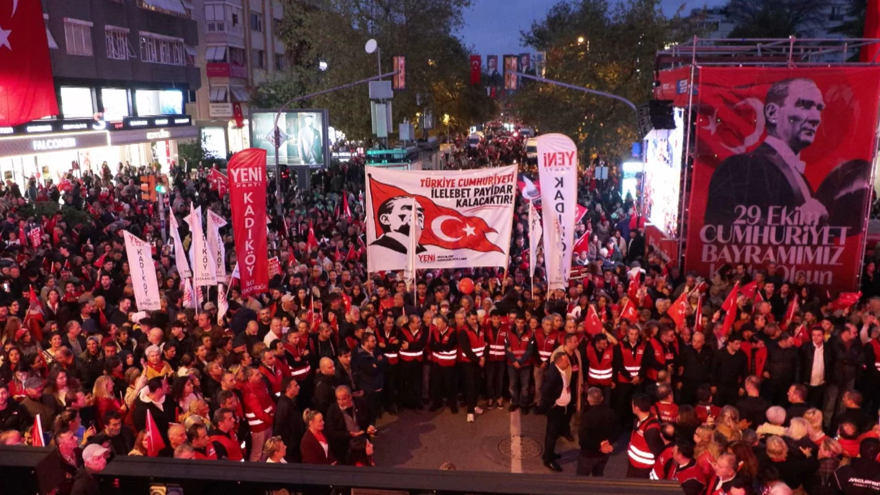 Kadıköy'de Cumhuriyet coşkusu! Özgür Özel'den 103'üncü yıl mesajı