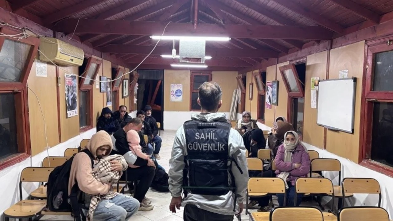 İzmir açıklarında 76 düzensiz göçmen yakalandı