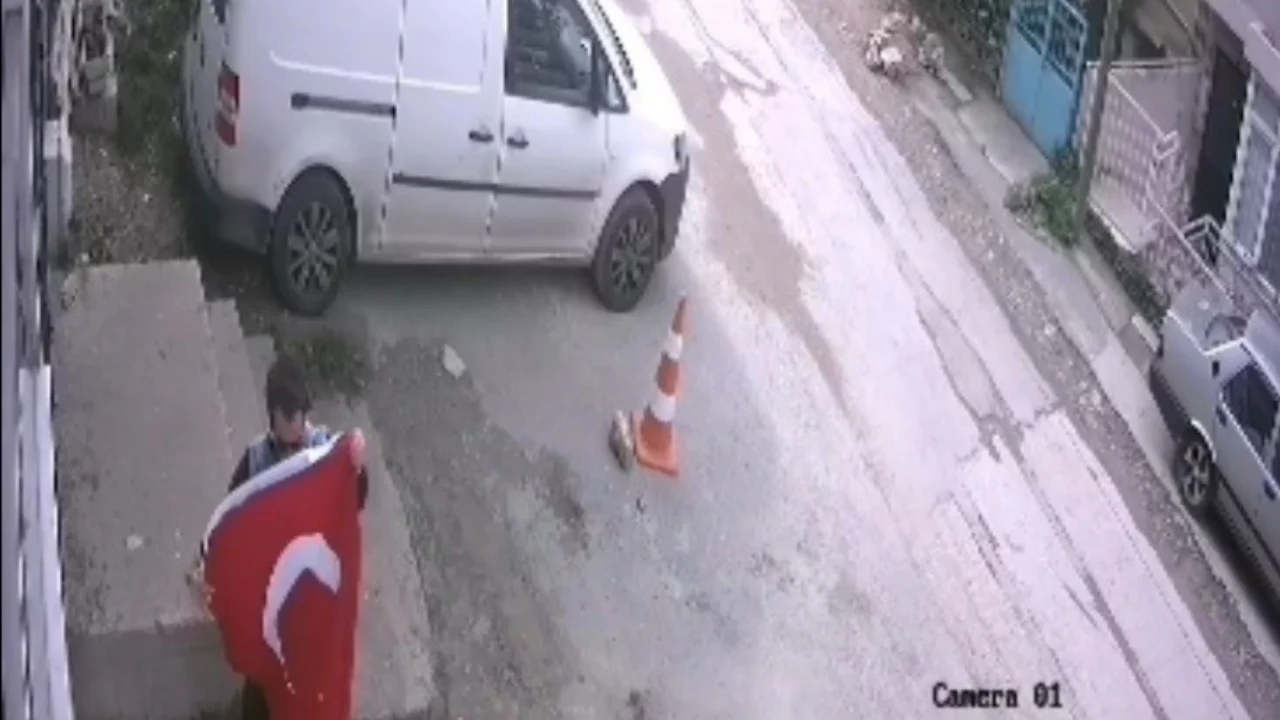 İzmir'de gencin bayrak duyarlılığı kamerada