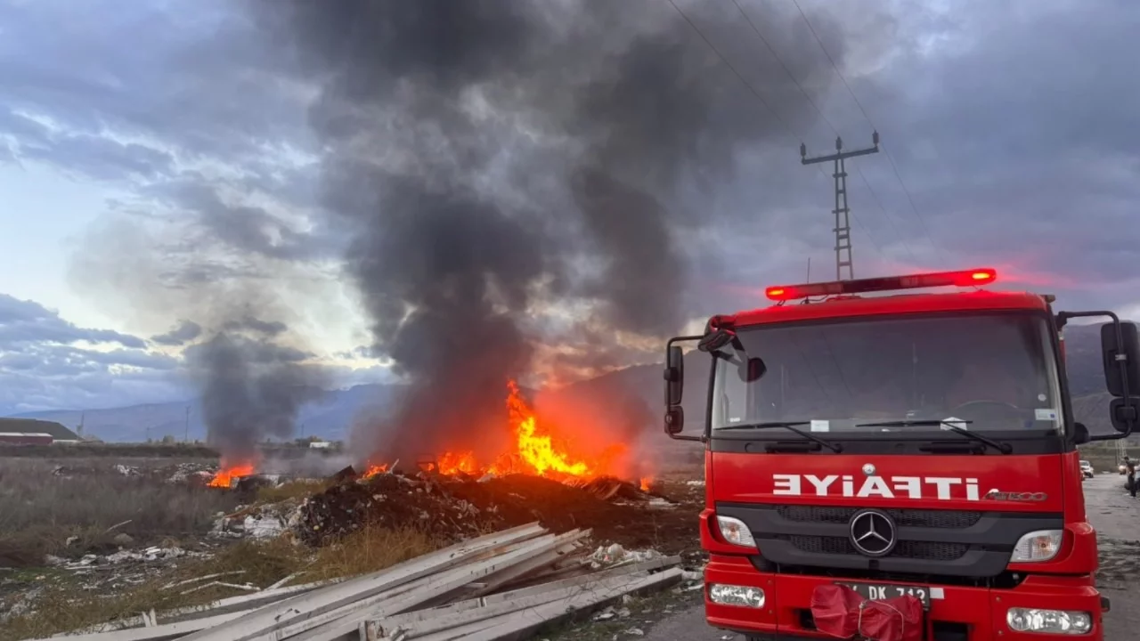 Erzincan'da hurdalık yangını