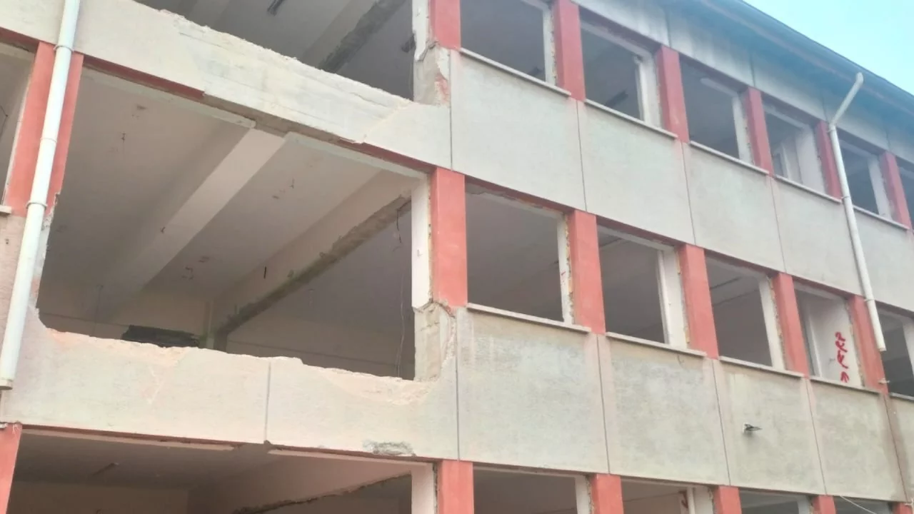 44 yıllık okulda güçlendirme çalışmaları başladı