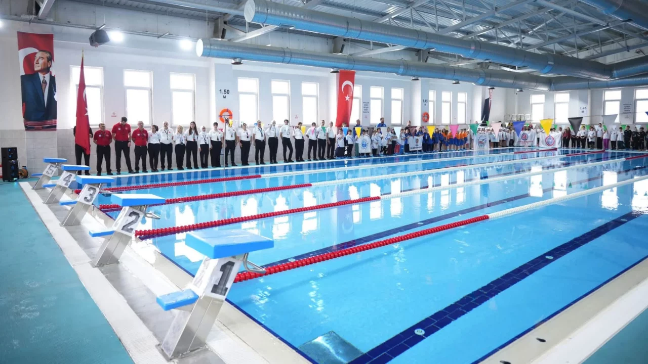 Cumhuriyet coşkusu havuza taşındı! Yenişehir'de büyük heyecan