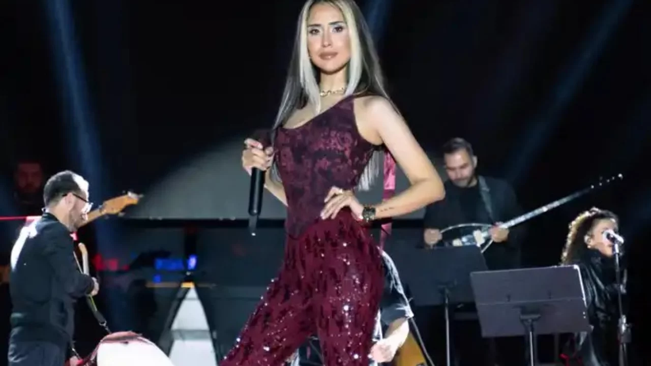 Hande Ünsal'dan Cumhuriyet Bayramı'na kırmızı imza! İzmir Marşı'yla alkış topladı