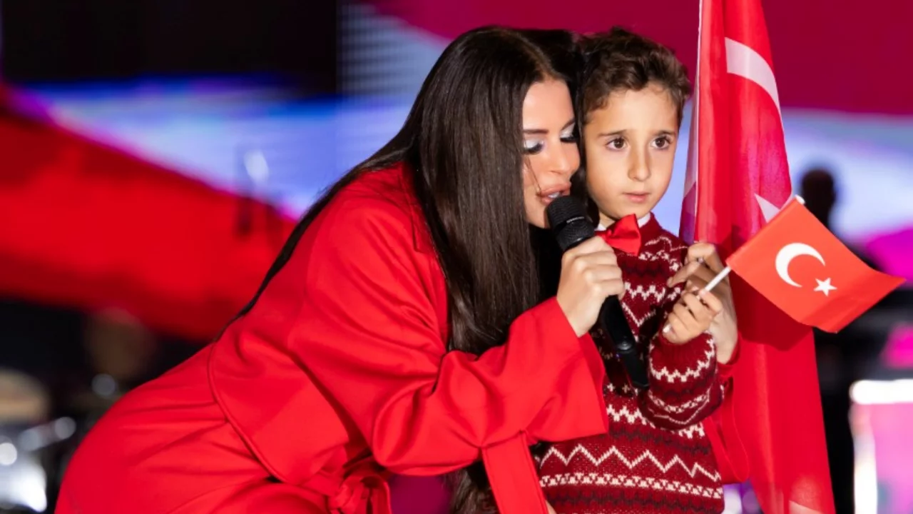 Simge'den Cumhuriyet Bayramı'na özel konser! 5 yaşındaki Aras'la 10. Yıl Marşı'nı söyledi