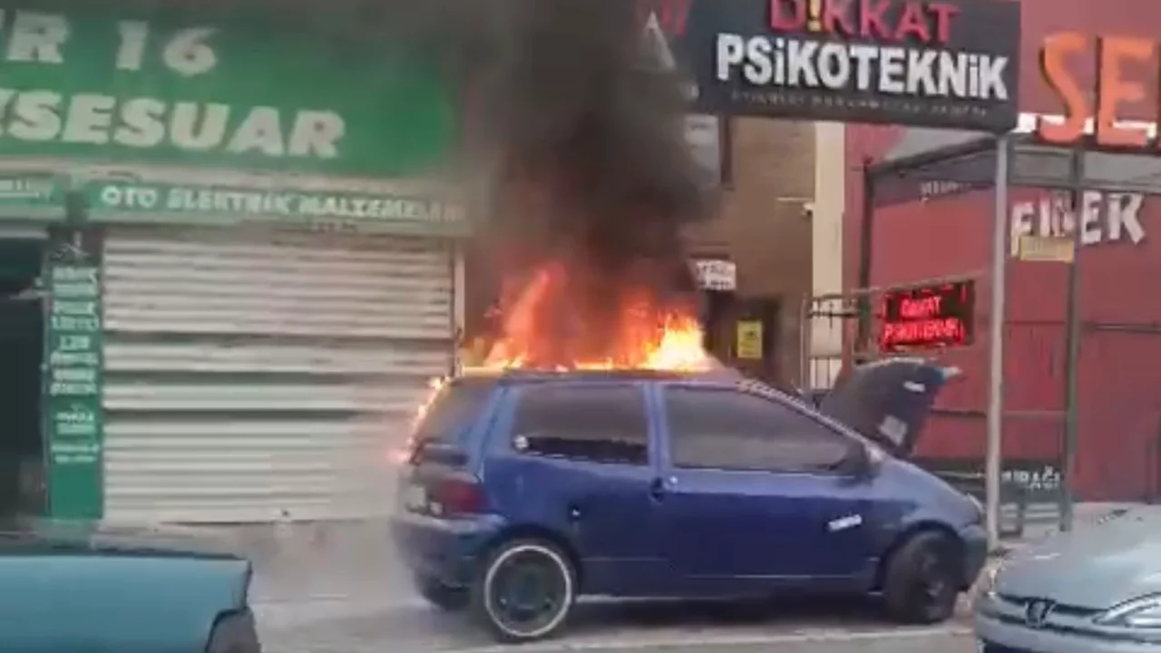 Bursa'da park halindeki otomobil alev alev yandı! 