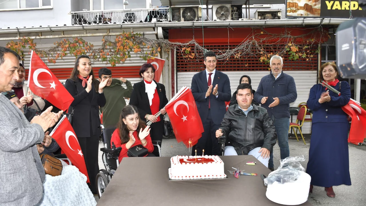 Bursa'da &ouml;zel gereksinimli bireyler Cumhuriyet Bayramı'nda esnafa bayrak dağıttı