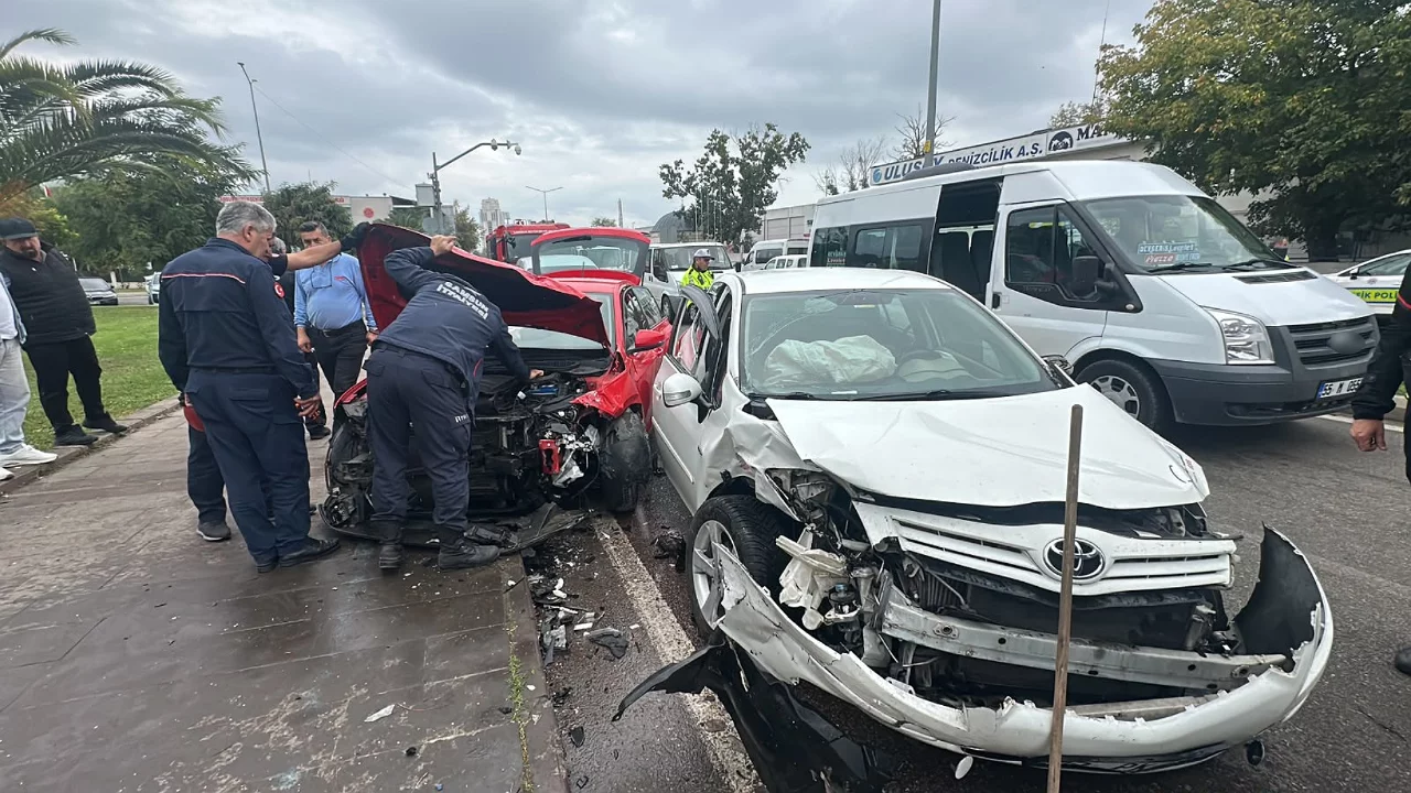Otomobiller kafa kafaya &ccedil;arpıştı: 1'i ağır 2 yaralı