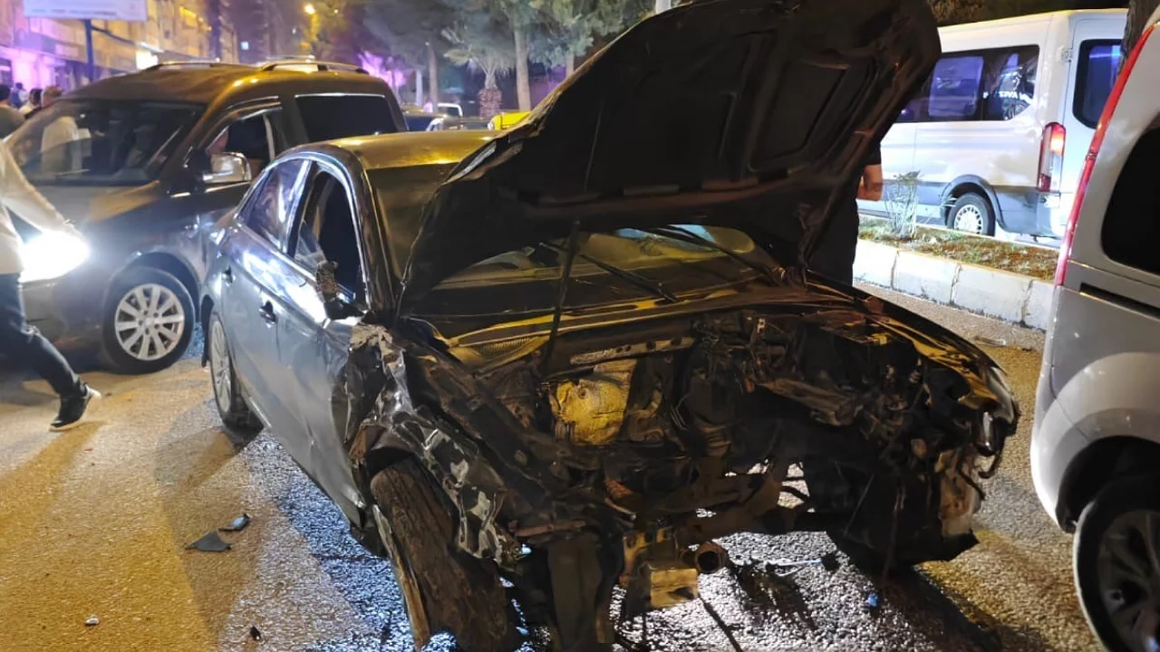 4 ara&ccedil;lı zincirleme kaza: 3 yaralı