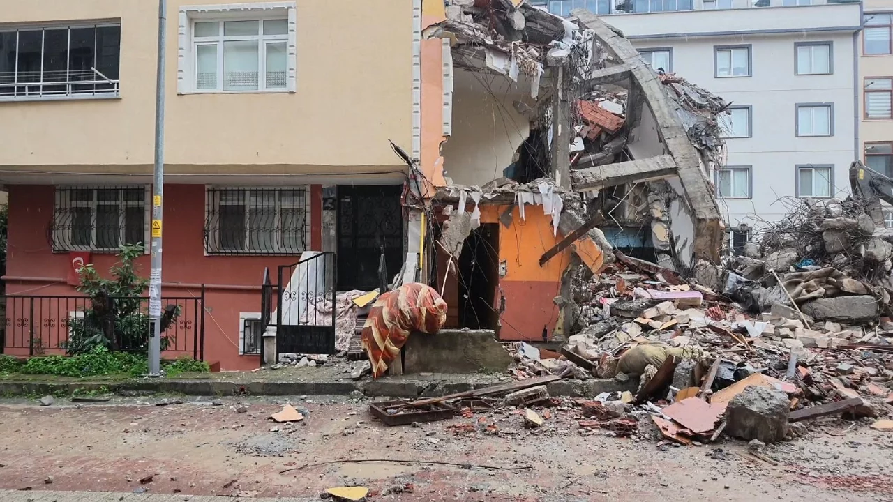 Yıkılan bina, yan evin salon duvarını yerle bir etti