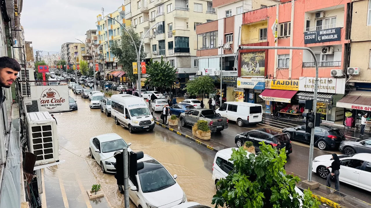 Kentte sağanak nedeni ile hayat durdu