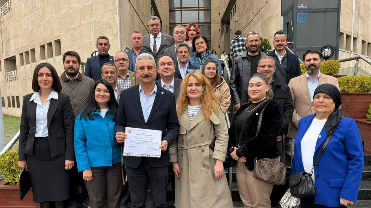 Yeni Parti Bursa İl Başkanı Yeşiltaş mazbatasını aldı