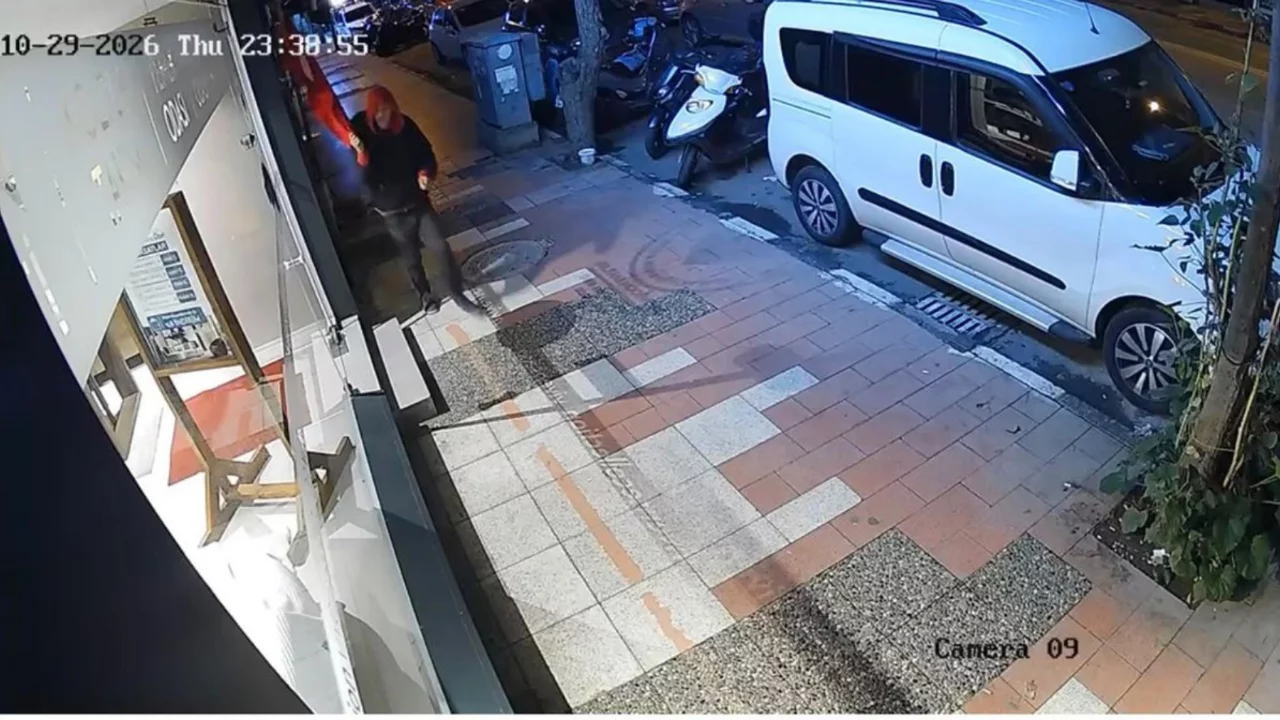 Asılı T&uuml;rk bayrağını alıp yere attı! Her yerde aranıyor...