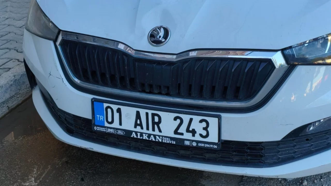 Adana'da &ouml;ğretmenin otomobiline molotofkokteyli attılar!