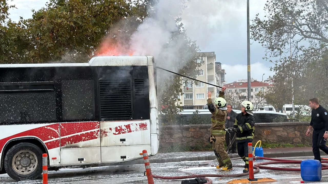 Çanakkale'de halk otobüsü alevlere teslim oldu! Yangın sonrası kullanılamaz hale geldi