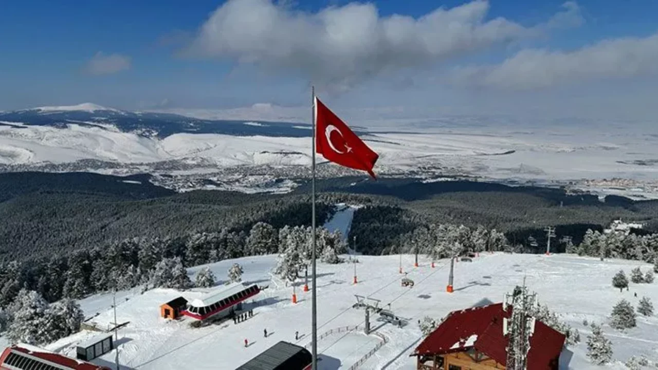 Sarıkamış Kayak Merkezi'nin zirvesine sezonun ilk karı düştü!