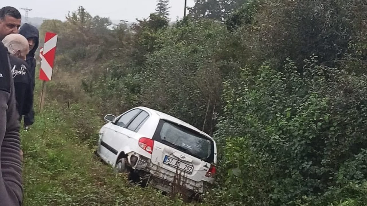 Sinop'ta otomobil şarampole uçtu! Kazada 4 kişi yaralandı