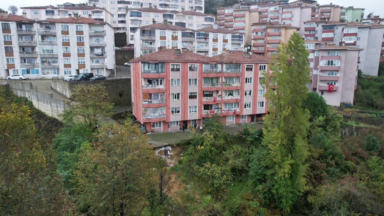 Zonguldak'ta 135 haneli sitede zemin alarmı! Sakinler iki yıldır çözüm bekliyor
