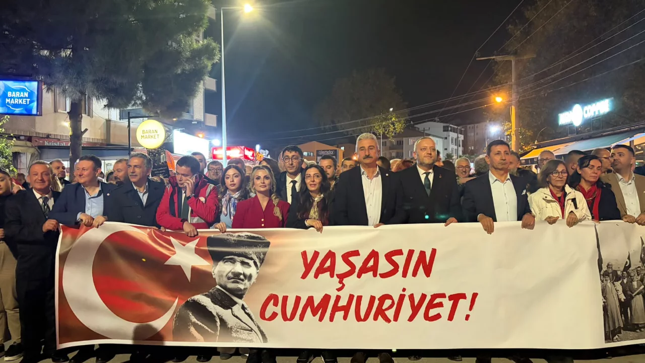 Orhangazi'de Cumhuriyet coşkusu bugün de devam etti! Yüzlerce kişi fener alayında buluştu