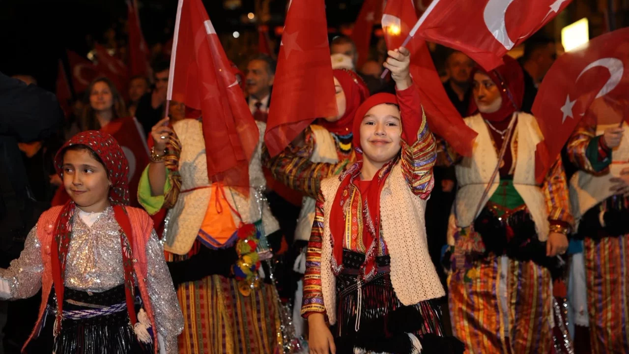 Gemlik'te Anadolu'nun renkleri Cumhuriyet coşkusuyla buluştu