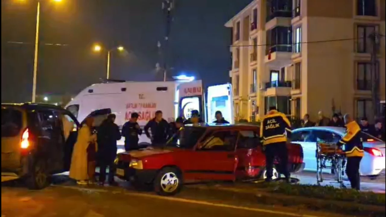 Mustafakemalpaşa'da otomobil ile ticari ara&ccedil; &ccedil;arpıştı: 1 yaralı...