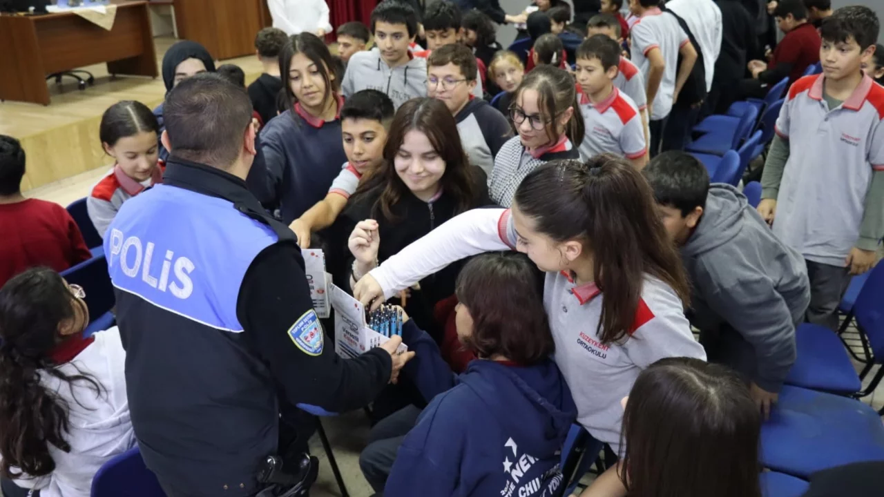Kastamonu'da polislerden &ouml;ğrencilere g&uuml;venlik eğitimi: 1 haftada 1.140 &ouml;ğrenciye ulaşıldı