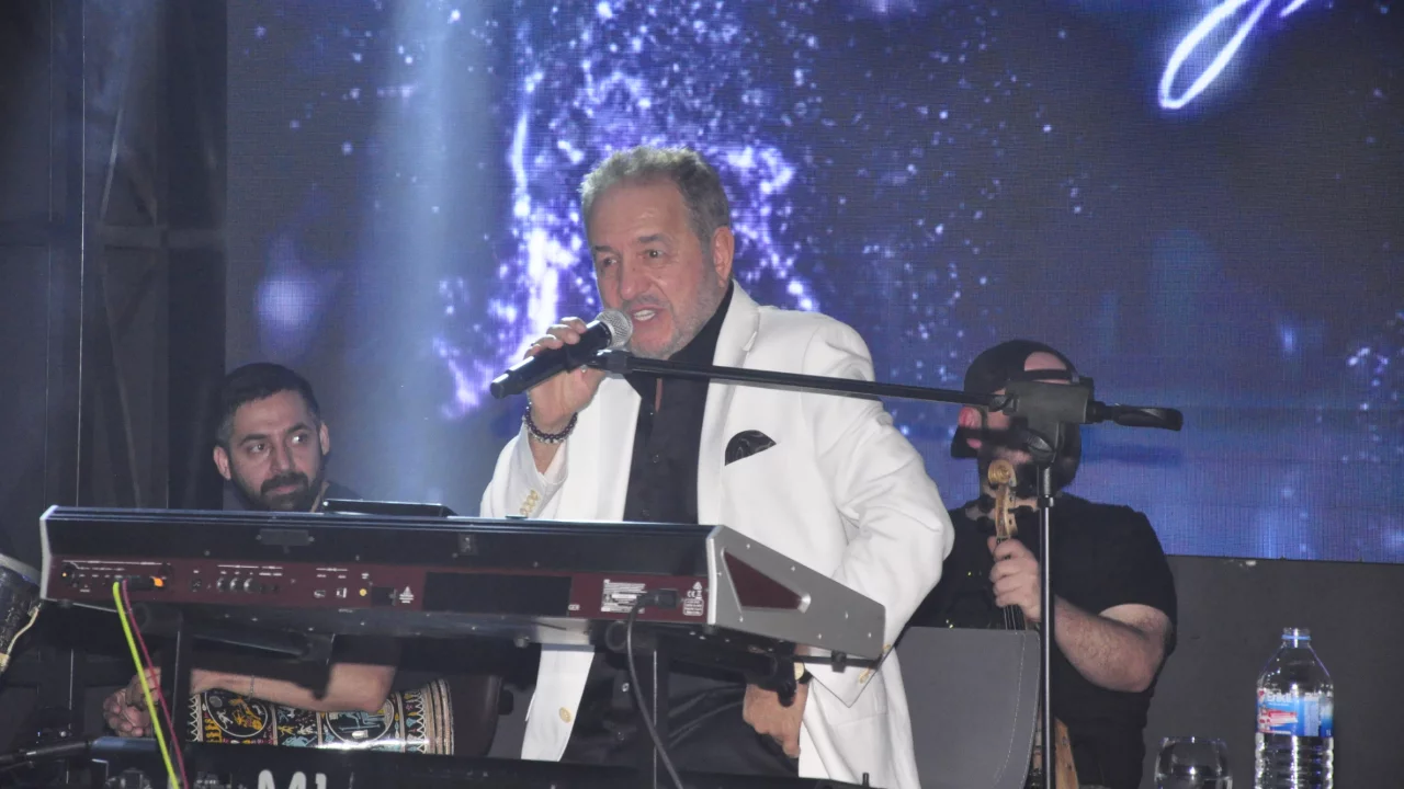 Arif Susam Bursa gecesine damga vurdu! Sendeyim Pub'da taverna r&uuml;zgarı esti
