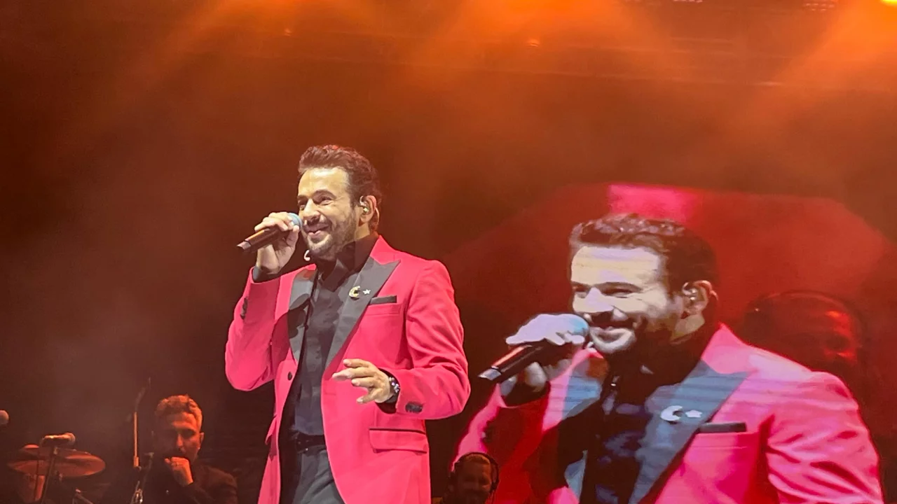 Karacabey'de Cumhuriyet coşkusu Emre Altuğ konseriyle zirveye &ccedil;ıktı!