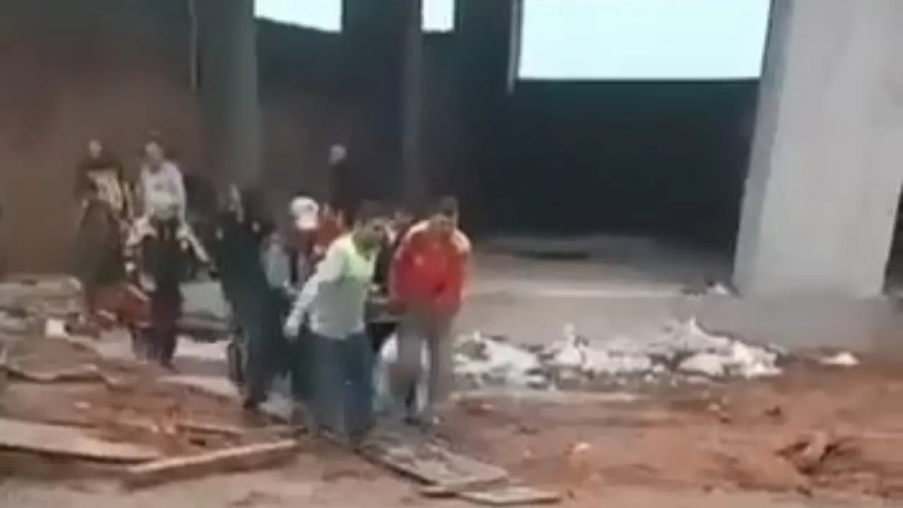 Bursa'da inşaatta iş kazası! 2'nci kattan d&uuml;şen iş&ccedil;i hastaneye kaldırıldı