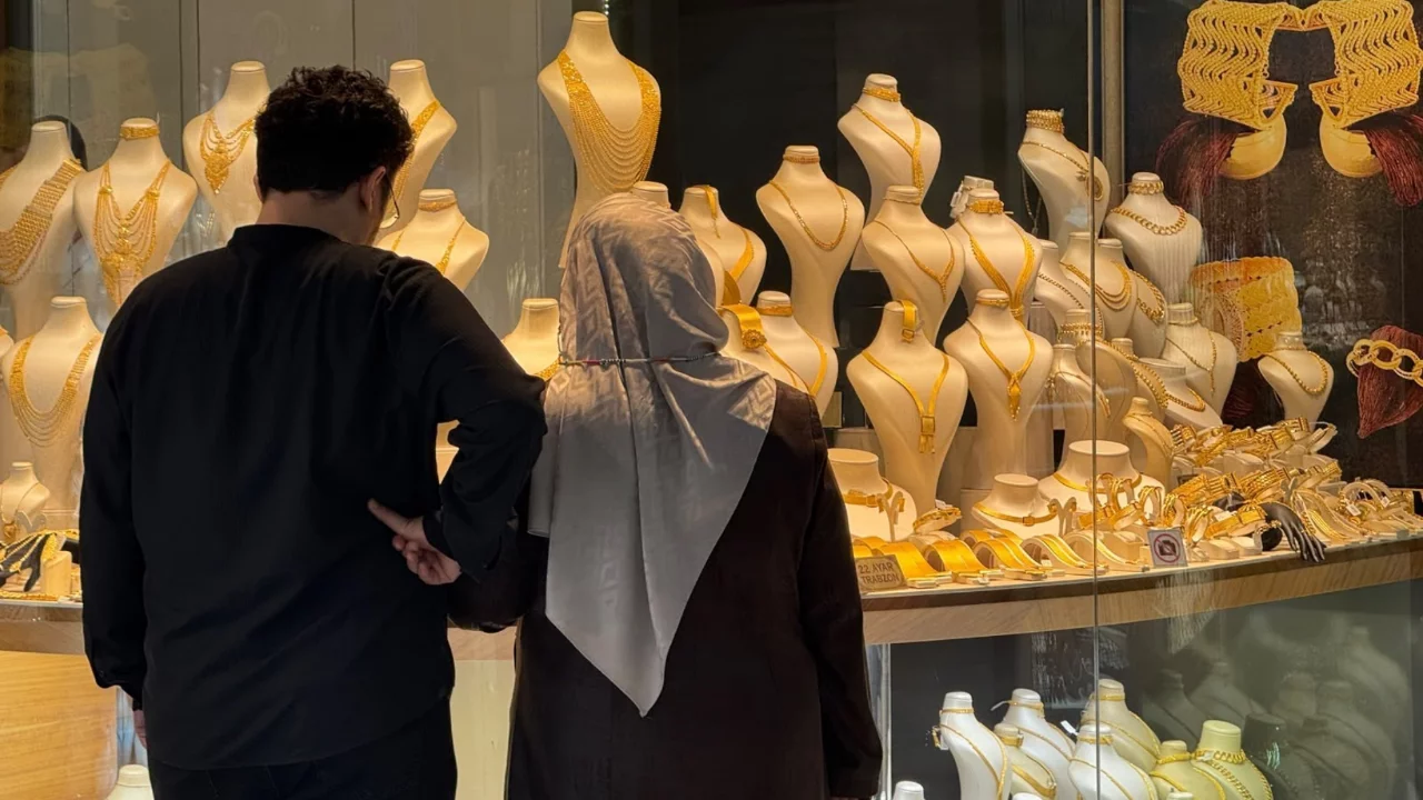 Eşiniz araba alacağım diye altınlarınızı istese verir misiniz? D&uuml;ğ&uuml;nden sonra ara&ccedil; hayali kuran kocalara k&ouml;t&uuml; haber