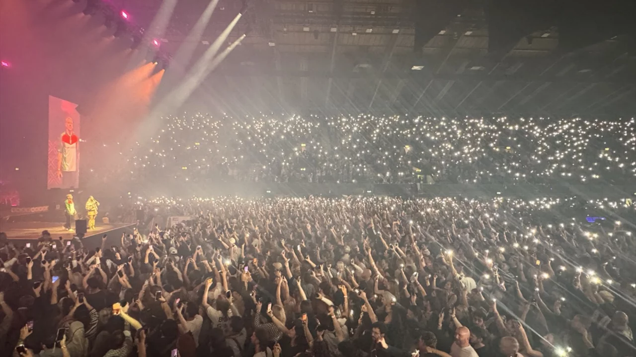 Macklemore Londra'da 10 bin kişiye seslendi! Filistin konserinde Greta Thunberg s&uuml;rprizi
