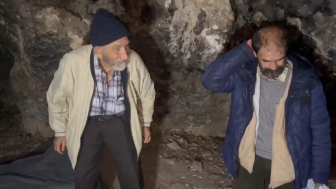 Bursa'da g&ouml;renlerin y&uuml;reği sızlamıştı! Uludağ'da mağarada yaşayan adamın babası geldi...