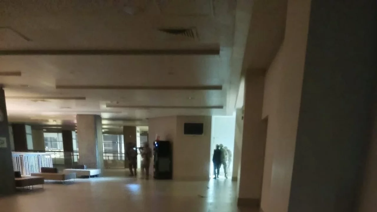 Hastaneyi basıp kızını &ouml;ld&uuml;rmek isteyen baba tutuklandı