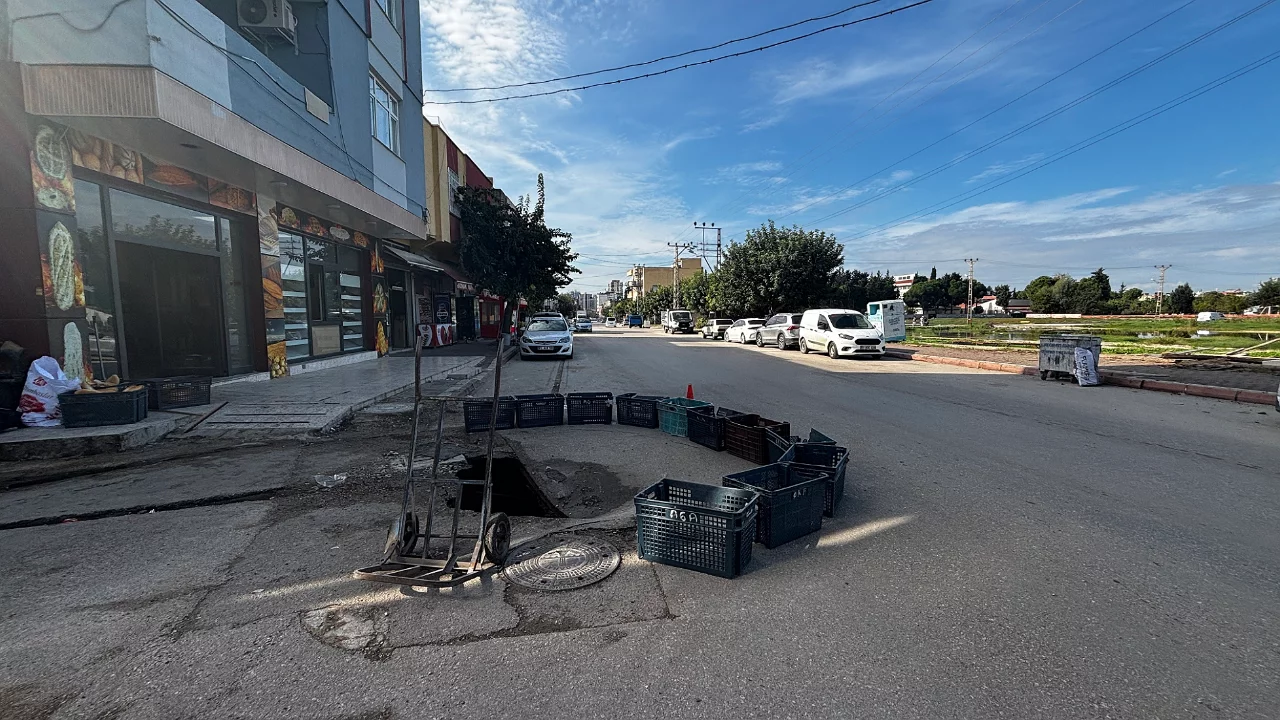 Yol &ccedil;&ouml;kt&uuml;, &ccedil;evre esnafı &ccedil;ukuru kasalarla kapattı