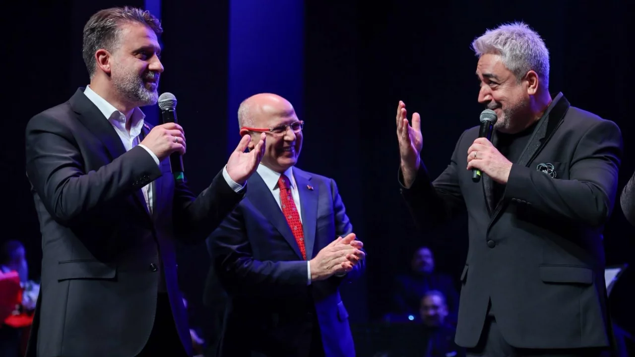 Bursa'da konserin finali olay oldu! Şahin Biba ve Davut G&uuml;rkan da eşlik etti