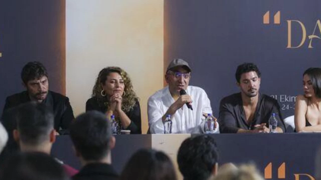 &Ouml;yk&uuml; Karayel'den &Ouml;zcan Deniz'e &ouml;vg&uuml;: "Kendisine b&uuml;y&uuml;k saygı duydum"