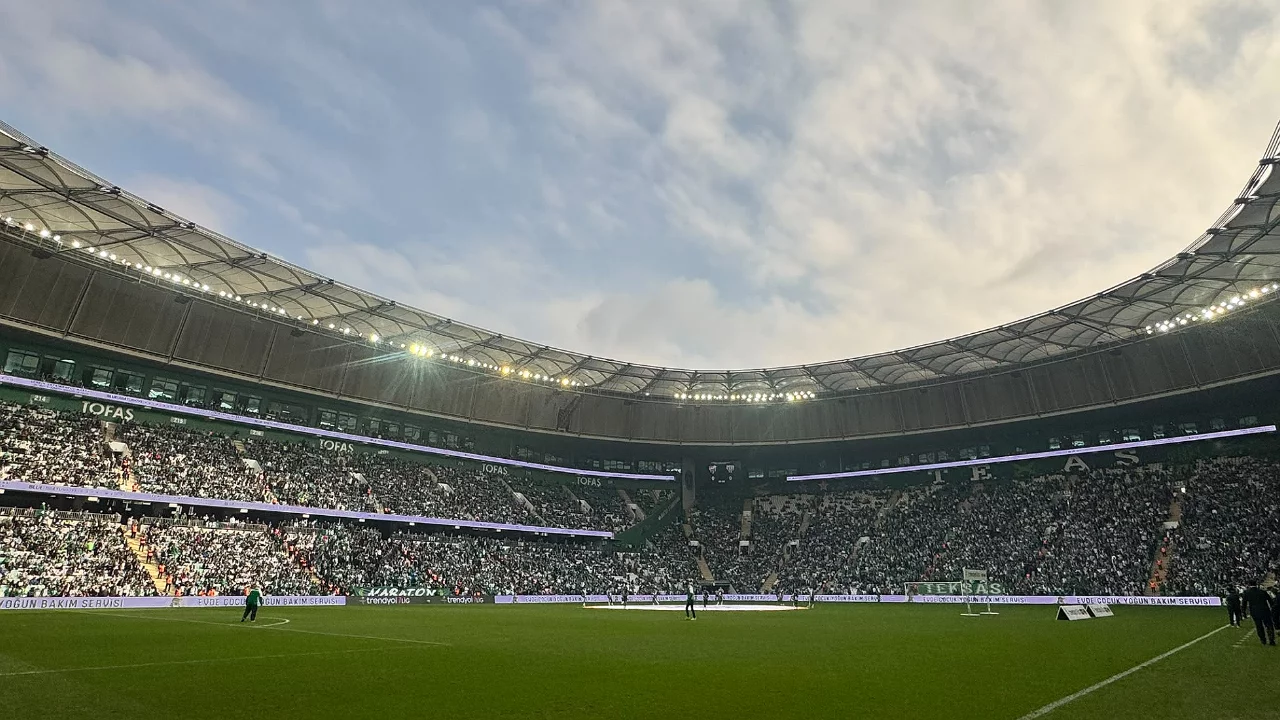 Bursaspor taraftarı S&uuml;per Lig hedefinde kararlı! Henrique cezasına tepki...