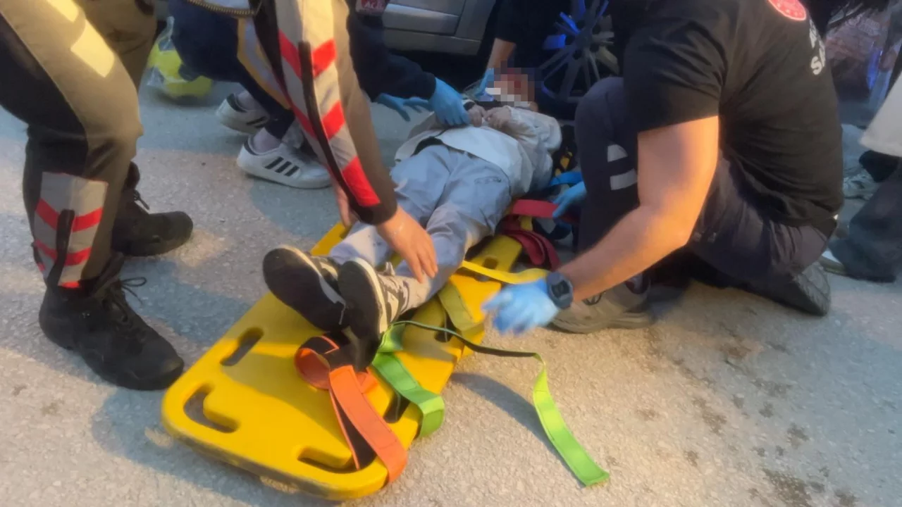 Bursa'da yola aniden &ccedil;ıkan &ccedil;ocuğa motosiklet &ccedil;arptı!