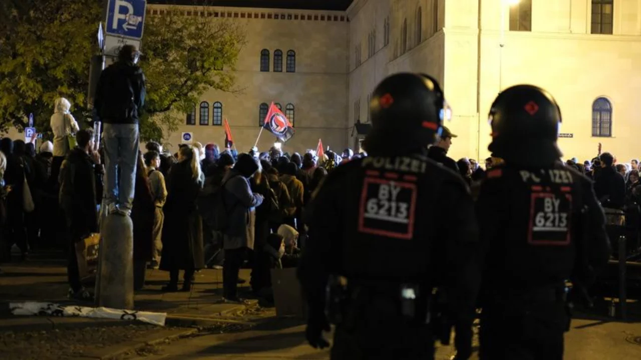 Protestolar Almanya'ya sı&ccedil;radı! On binlerce g&ouml;sterici meydanlara indi