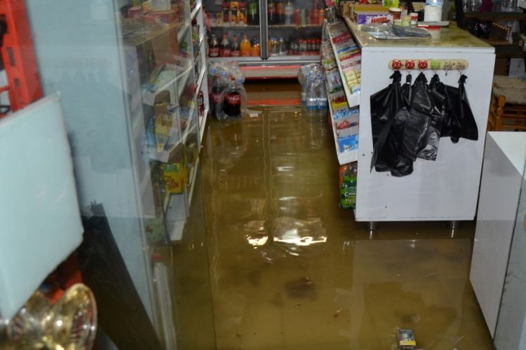 &#039;Turuncu kod&#039; uyarısı yapılmıştı: Antalya&#039;da sağanak, yaşamı olumsuz etkiledi