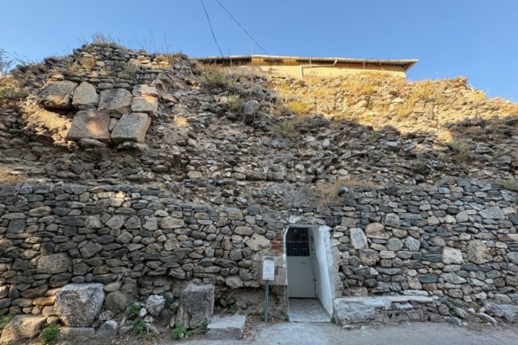 Bursa'da asırlık surların üzerinde yaşıyorlar!