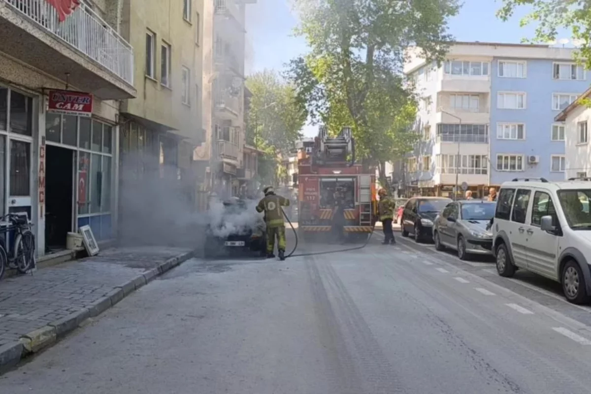 Bursa'da park halindeki otomobil alev alev yandı
